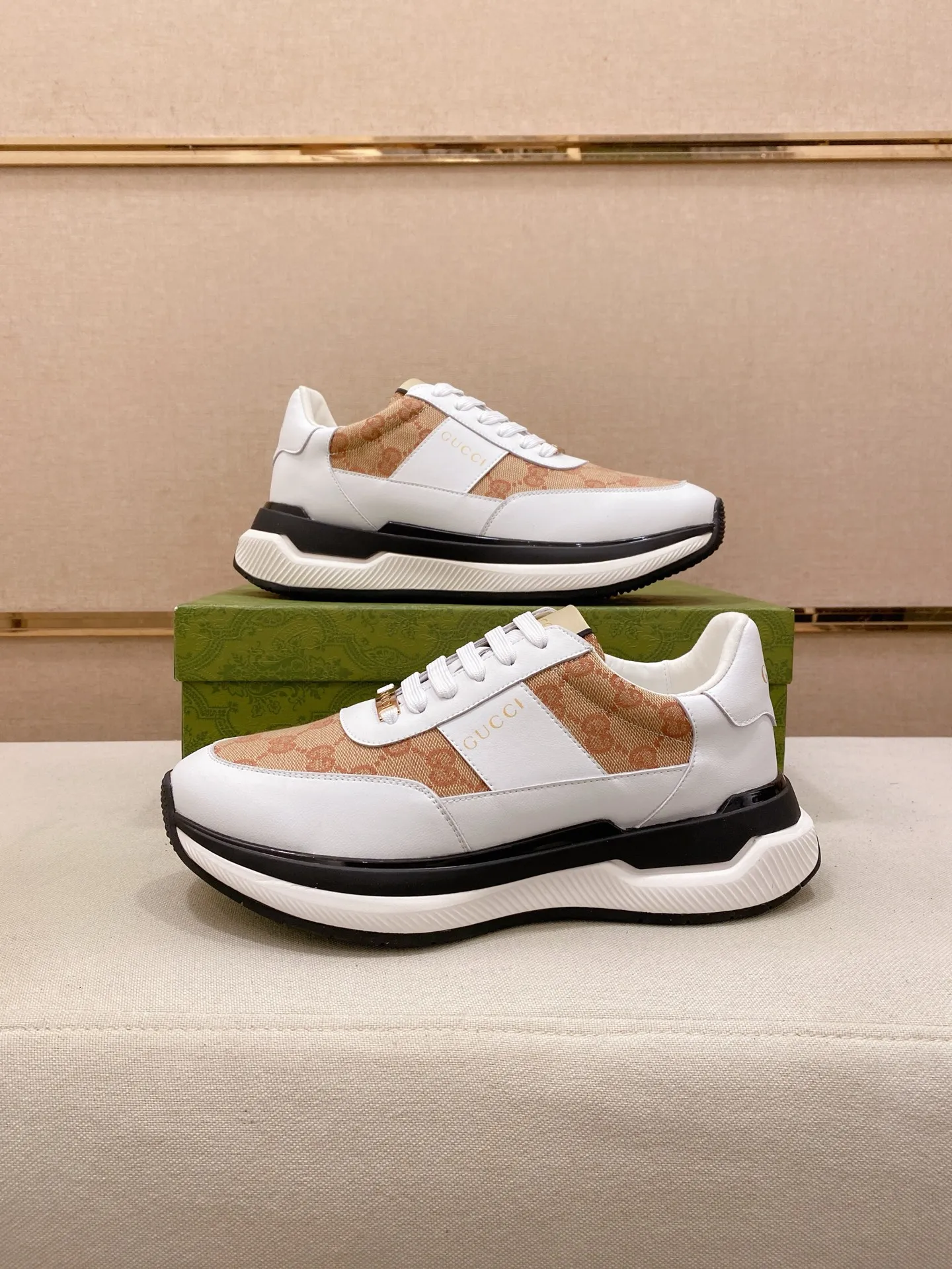 Men's shoes 💰 462💰The new GUCCI (Gucci) counters are launched simultaneously. The new men's shoes, 😘fabrics are selected from imported cowhide, and the lining is sheepskin lining. 👍🏿 High-end ☄️ air-cushion molded anti-slip rubber outsole, exquisite lines, simple and elegant, comfortable and high-end for leisure travel. Code number: 38 to 44 (45 can be customized and cannot be returned or exchanged)